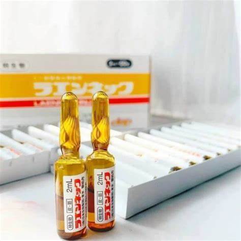 Two amber Laennec ampoules stand in front of a box of 50 ampoules.