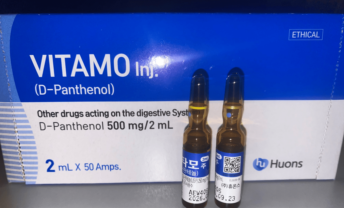 A box of VITAMO D-Panthenol 500mg/2mL injections with two amber ampoules in front.